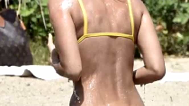 VIDEO. Irina Shayk, apariţie irezistibil de sexy la plajă