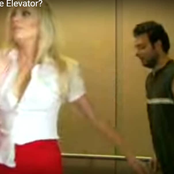 Au pus o camera într-un lift pentru ca intrau prea mulţi necunoscuţi în bloc!