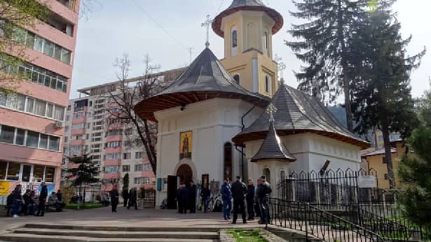 Preotul a scos mortul din biserică pentru a face curat, la Piatra Neamţ! Scene revoltătoare