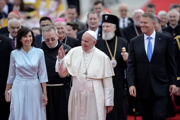 Iulia Albu critică ținuta purtată de Carmen Iohannis la vizita Papei: ”Abuzează de un privilegiu care nu îi aparține”