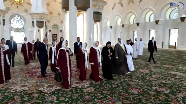 Viorica Dăncilă îmbrăcată în haine islamice la Moescheea Sheikh Zayed din Abu Dhabi