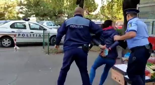 O femeie din județul Ploiești a fost încătușată de oamenii legii din cauza faptului că vindea câteva zarzavaturi pe trotuar. Reacțiile martorilor evenimentului nu au întârziat să apară, luându-i apărarea femeii care striga cu disperare în fața polițiștilor. 