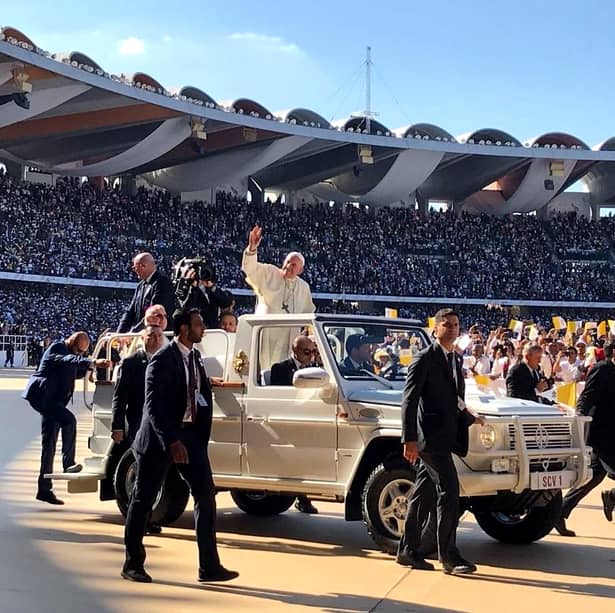Papa Francisc, după ce o fetiță a fugit de poliție pentru a ajunge la el: ”Vai de soțul ei!” VIDEO