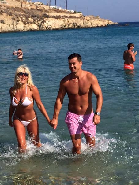 Elena Udrea, la plajă în Grecia, alături de Adrian Alexandrov