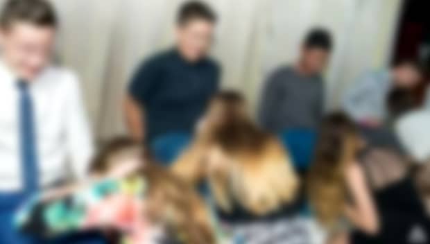 FOTO ŞOC! Elevii au mimat sex oral în grup, de faţă cu profesorii la Balul Bobocilor