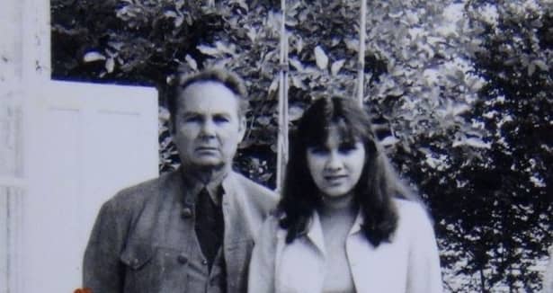 Carmen Iohannis în tinerețe (dreapta)