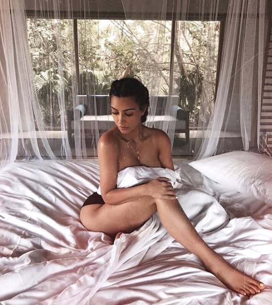 Iată cum arată Kim Kardashian la 38 de ani! Celebra americană a umplut Instagramul de poze sexy! Majoritatea oamenilor o cunosc pe voluptoasa vedetă din diferite împrejurări, însă, cum a ajuns aceasta în vizorul presei, transformându-se dintr-o tânără simplă într-o celebritate? Kimberly Kardashian, pe numele ei, este fiica lui Robert Kardashian și a lui Kris Jenner.