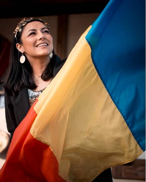 Andreea Esca arată superb în ie de Ziua Națională a României!