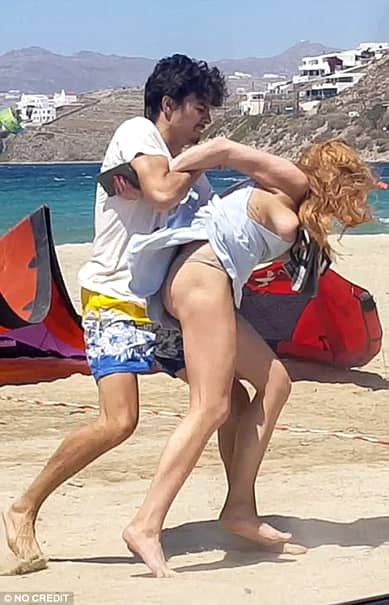 FOTO&VIDEO. Adevăratul motiv pentru care Lindsay Lohan a fost agresată de iubitul ei, pe plajă, a ieşit la iveală
