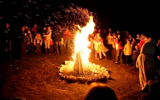 Sfântul Dumitru este sărbătorit prin nenumărate „focuri vii”, mai ales de copii, dar și de tinerii care vor să se însoare