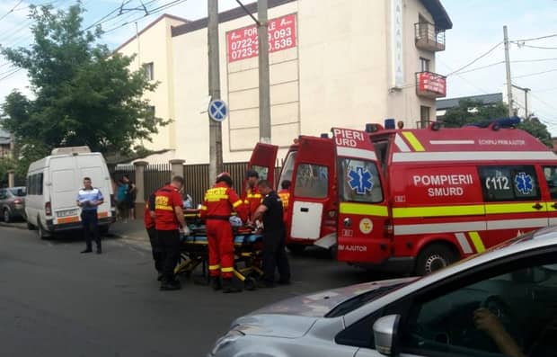 Un microbuz a intrat într-un pom, în Capitală. 7 persoane rănite