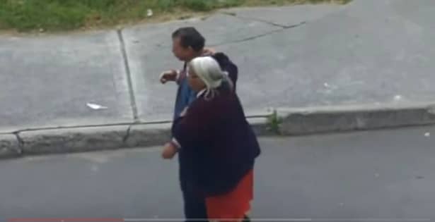 Dovada clară că dragostea nu are vîrstă! Dar totuşi.. Cum au fost filmaţi doi pensionari în stradă. Totul a început cu un sărut. Dar continuarea i-a uluit pe toţi