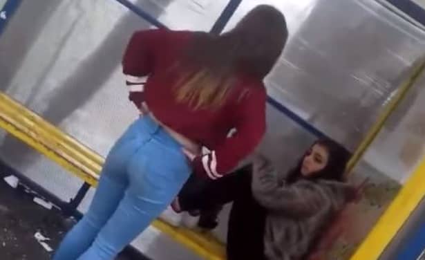 Video revoltător. O elevă din Tulcea, bătută fără milă de două dintre colege