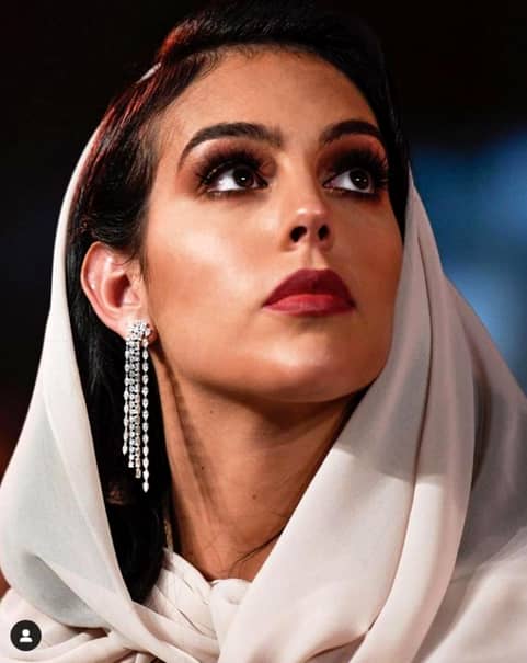 Georgina Rodriguez, frumoasă și ingenuă la Globe Soccer Awards, eveniment organizat la începutul anului 2019 în Dubai, cuminte, cu capul acoperit