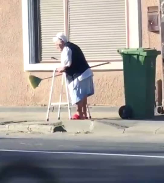 Imagini cutremurătoare! O bătrânică sprijinită de un cadru ajutător mătură străzile la 8 dimineaţa, în Făgăraş. Dar să vezi ce a urmat!