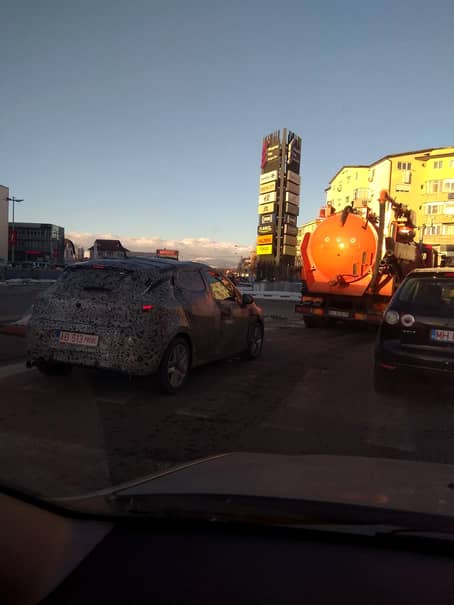 Cum arată Dacia Sandero. Un model camuflat a fost surprins pe străzile din România