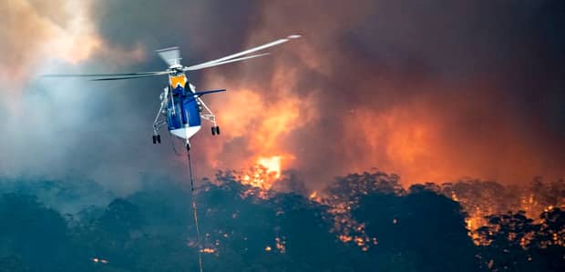 SOS Australia! Ordin de evacuare pentru mai multe oraşe. Elicopterele militare salvează oameni din foc