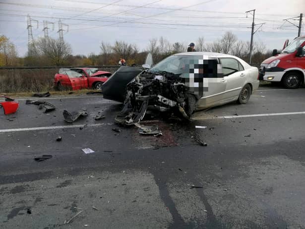 Accident extrem de grav la Arad: două autoturisme s-au ciocnit violent. O persoană, resuscitată de medici
