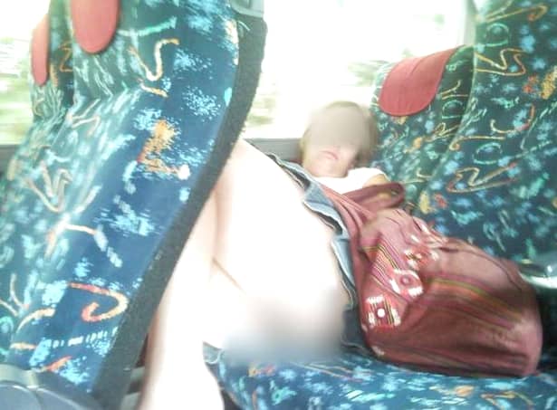 Studenta asta mergea de la Caracal la Craiova… Uite cum a fost fotografiata de un calator in timp ce dormea! GALERIE FOTO. Şi alte tinere au comis-o în timp ce dormeau!