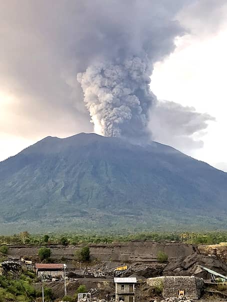 Vulcanul Agung ameninţă locuitorii din Bali! A aruncat cenuşă la mii de metri în atmosferă!