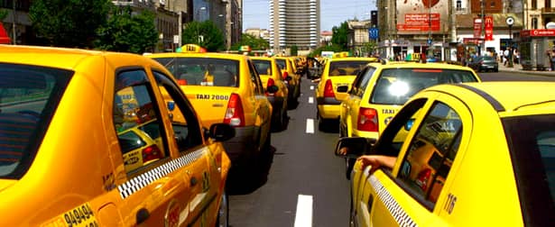 Cât câștigă pe zi un șofer Uber în comparație cu un taximetrist