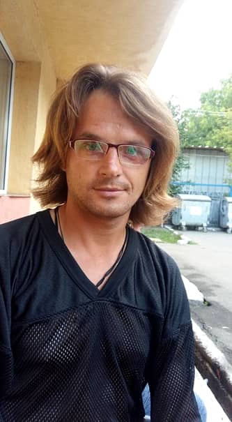 El este singurul cerşetor din România cu cont de Facebook. E strigător la Cer ce poze postează