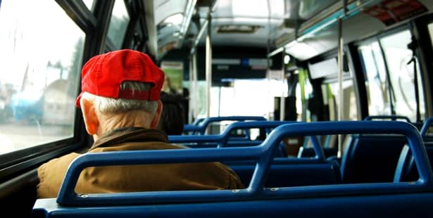 STB, condiții pentru însoțitorii pensionarilor care circulă gratuit cu transportul public