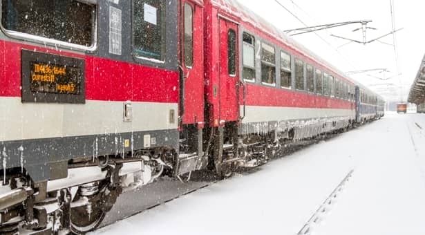 Trenuri anulate din cauza condiţiilor meteo! Poleiul a dat peste cap circulaţia feroviară