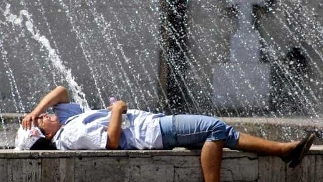 Medici: „La temperaturi peste 35 de grade, oamenii să nu stea în soare, să bea apă şi să nu facă efort”