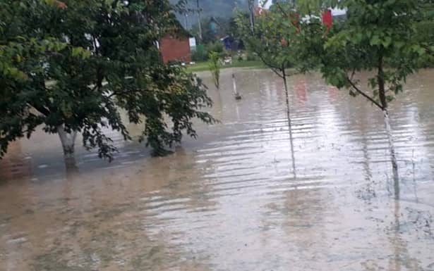 Tragedie într-o localitate din Bacău, unde un adolescent a murit, după ce a fost lovit de un fulger! Ploile din ultimele zile au făcut prăpăd în toată țara!