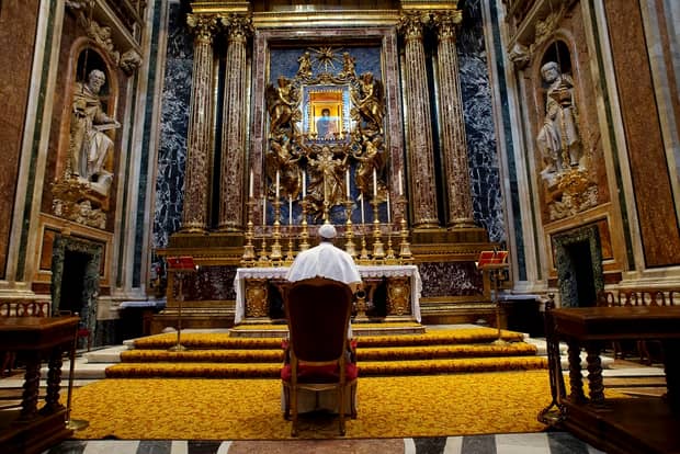 Imagini dezolante de la Vatican. Papa Francisc ține slujbe fără credincioși și se adresează unei piețe pustii