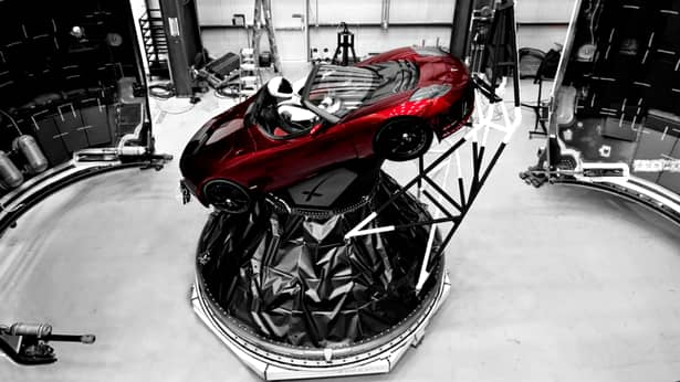 SpaceX lansează cea mai puternică rachetă din lume! Elon Musk îşi trimite autoturismul Tesla în spaţiu!