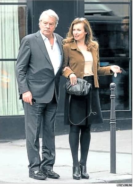 Celebrul Alain Delon se iubeşte cu o femeie mai tânără cu 30 de ani!