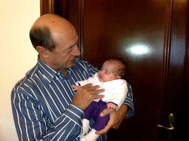 Bunicul Traian Băsescu și-a răsfățat nepoțelul de ziua sa. GALERIE FOTO