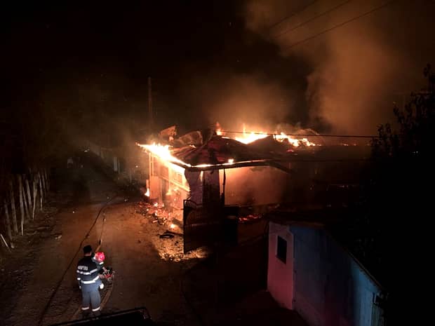 Incendiu de proporții în Bacău! Patru case s-au făcut scrum. Pompierii s-au luptat 12 ore cu flăcările