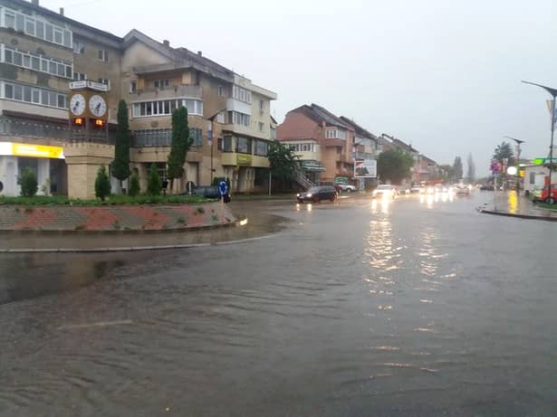 Adolescent ucis de fulger, în Bacău! Ploile au făcut ravagii în toată țara