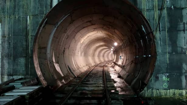 Tunelul uneia dintre staţiile de la Magistrala 5, metrou Drumul Taberei