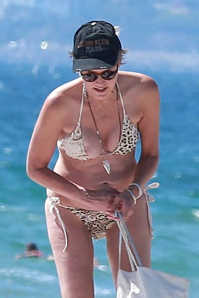 GALERIE FOTO. Sharon Stone, probleme cu sutienul la plajă. Cum a fost surprinsă vedeta