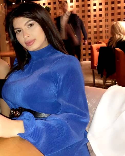 Îmbrăcată într-o rochie albastră, foarte sexy, Mădălina Pamfile a lăsat la vedere faptul că a luat câteva kilograme, dar este mândră deoarece în curând își va strânge în brațe minunea de copil. 