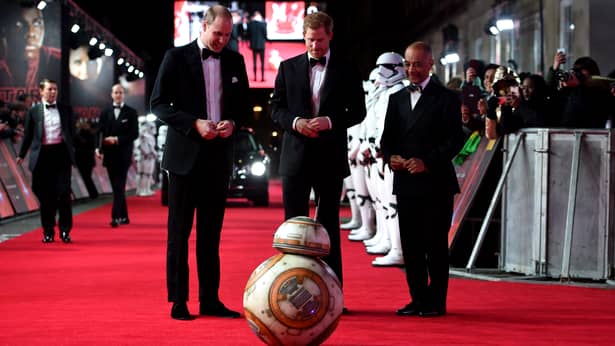 Prinţii Casei Regale Britanice, la premiera peliculei „Star Wars: The Last Jedi”. Au jucat şi ei!