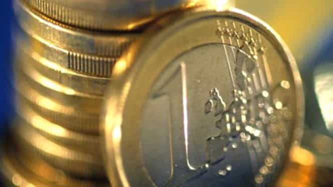 CURS BNR. Euro stagnează, dolarul creşte