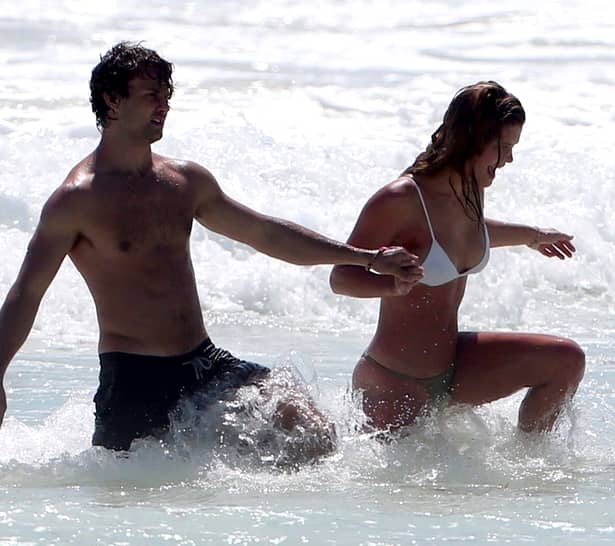 Cuplul momentului în showbiz! Au dat frâu liber pasiunii pe plajă. Au crezut că nimeni nu îi vede şi s-au iubit ca-n filme
