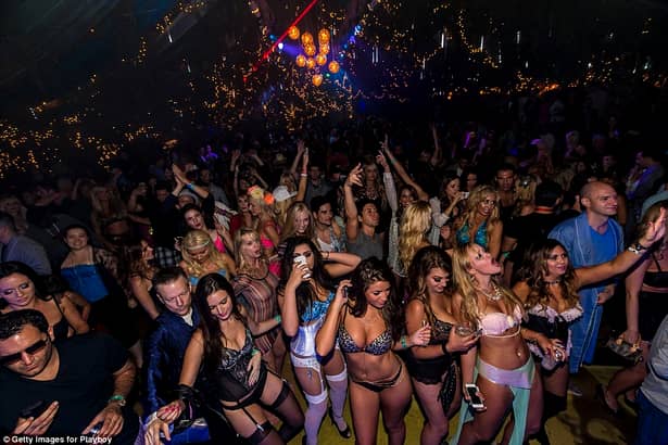 Cum arată conacul Playboy, martorul celor mai deocheate petreceri din lume! GALERIE FOTO