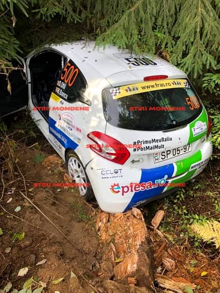 Aşa arată maşina lui Dani Oţil după ce a intrat în copaci