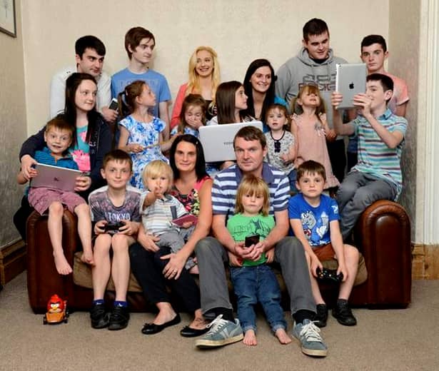 Nici la Vaslui nu s-a auzit aşa ceva până acum! Aceasta este familia care are 20 de copii! Nu e nici unul adoptat! Ce vârste au şi cum arată!