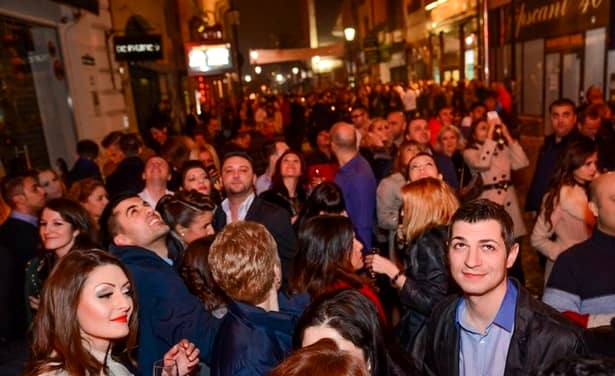 Cutremurul puternic din noaptea de 27-28 octombrie nu a gonit tinerii care petreceau în Centrul Vechi din București, doar i-a scos pe majoritatea în stradă
