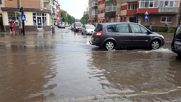 Mai multe străzi din cartierul Cetate din Alba Iulia au fost efectiv inundate. În unele zone, apa depășea 30 de centimetri. În plus, în centrul orașului, un copac a fost doborât de vântul puternic și a spart parbrizul unei mașini parcate.