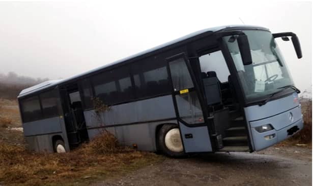 Un autobuz plin cu nuntași a ieșit în decor în Buzău