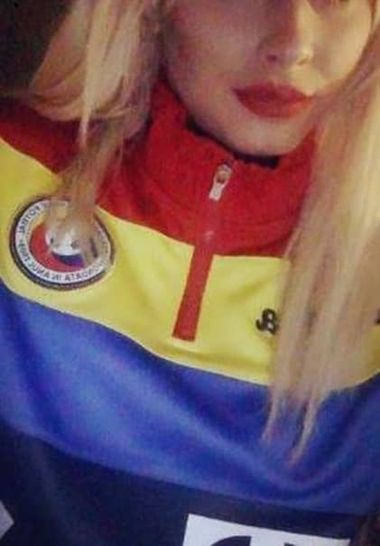 Fostă IUBITĂ a unui tricolor, Adelina s-a transformat în cea mai ÎNFOCATĂ FANĂ a României la EURO! Focoasa blondă S-A DEZBRĂCAT pe facebook! Mii de likeuri în doar cîteva ore! Galerie FOTO