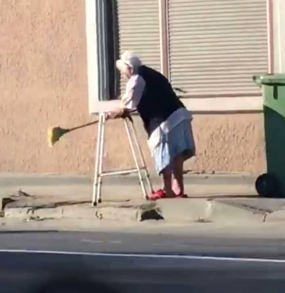 Imagini cutremurătoare! O bătrânică sprijinită de un cadru ajutător mătură străzile la 8 dimineaţa, în Făgăraş. Dar să vezi ce a urmat!